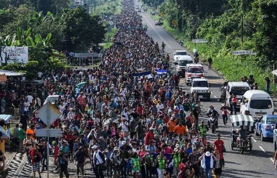 图为浩浩荡荡的“移民大篷车队”。（图源：路透社）