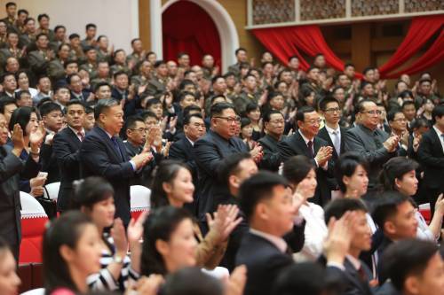 11月3日，朝鲜劳动党委员长、国务委员会委员长金正恩（中）在平壤观看中朝文艺工作者首场联合演出。（新华社）