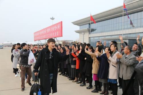 11月5日，在朝鲜平壤国际机场，中国文艺工作者代表团结束访问准备乘机离开，受到朝鲜群众和官员热烈欢送。（新华社）