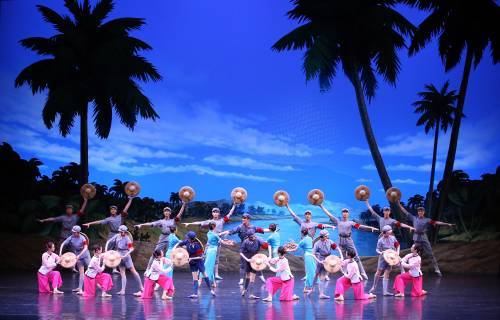 4月16日，中国艺术团在平壤表演芭蕾舞剧《红色娘子军》。（新华社）