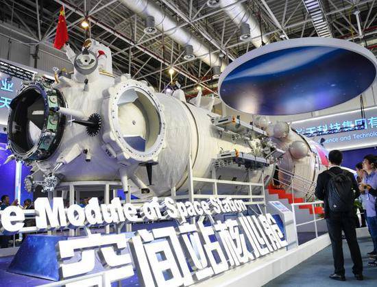 11月6日，在广东珠海举办的第十二届中国国际航空航天博览会上，中国空间站“天和”号核心舱揭开神秘面纱，公开亮相。新华社记者邓华摄