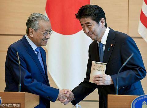 资料图：日本首相安倍（右）与马来西亚总理马哈蒂尔（图源：视觉中国）