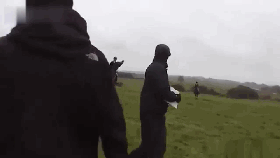 戈林还骑着马在人群中“横冲直撞”，试图吓走拍视频的人。（图源：视频截图）