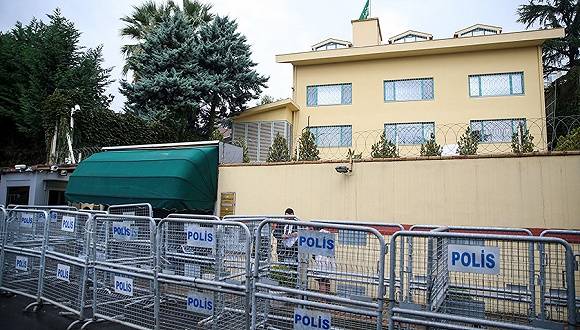 10月11日，土耳其伊斯坦布尔，当地安全人员封锁沙特阿拉伯驻土耳其总领事馆。图片来源：视觉中国