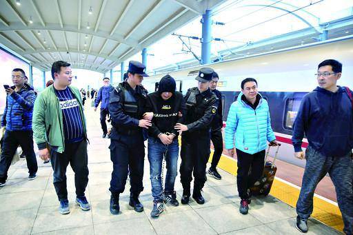 11月6日，鹤壁东站站台上，李某在民警的押解下回到鹤壁。