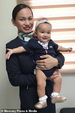 24岁空姐帕特里莎和她9个月大的女儿