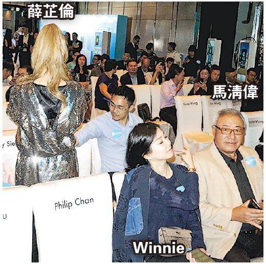 马清伟与女友Winnie一起坐在前排，薛芝伦（背向镜头）不停在两人背后玩自拍。
