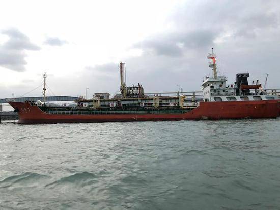 （事故现场的东港石化2000吨码头及当时接收碳九装船的“天桐1号”。）