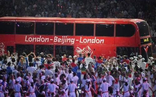 ▲资料图片：2008年8月24日晚，北京奥运会闭幕式在北京国家体育场——“鸟巢”隆重举行。这是闭幕式上“伦敦8分钟”表演。新华社记者武巍摄