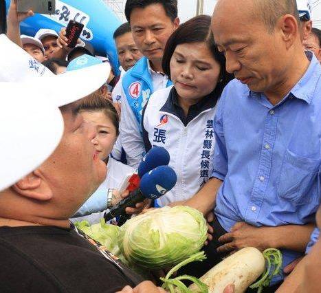 菜农拿着白菜向韩国瑜哭诉（图源：香港中评社）