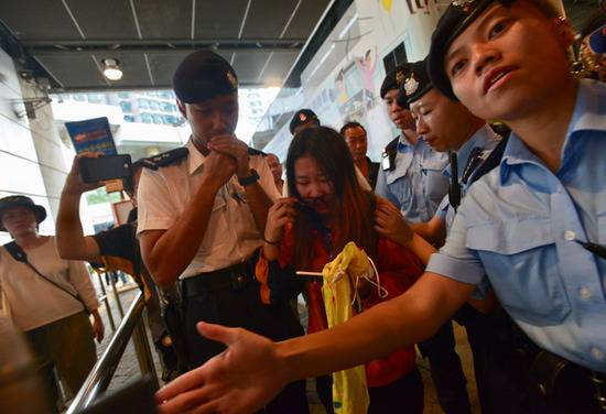 内地女领队被吓哭，警察护送下离开（星岛网）