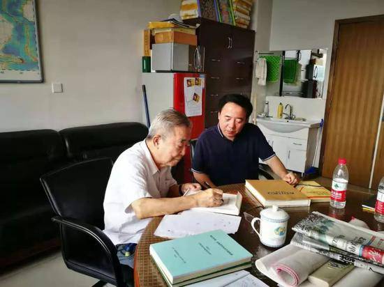 邓起东先生（左）工作照。受访者供图
