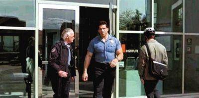 2003年《绿巨人》，李爷爷这次变身保安，与同事啰里啰嗦地走出大楼，念叨着要加强管理，然后还和迎面走来的绿巨人打了招呼：“早安，克伦斯勒博士！”