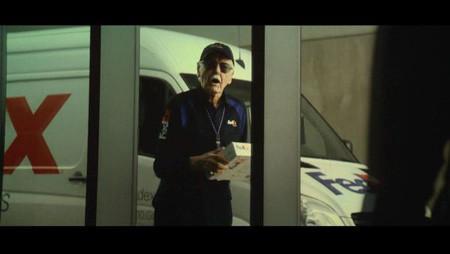 2016年的《美国队长3：内战》在影片最后一个快递员老头敲门喊“托尼屎大颗”，为影片贡献笑点。