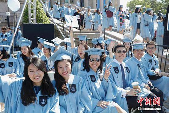 当地时间2017年5月17日，哥伦比亚大学毕业典礼上的中国留学生。当日，纽约哥伦比亚大学在校园举行毕业典礼，15000余名学生学成毕业。中新社记者廖攀资料图