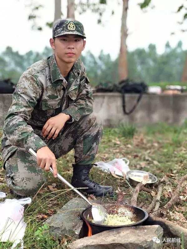 在野炊训练中，王淞烧得一手好菜