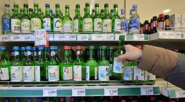 图为韩国超市里的酒水（韩媒NEWS1）