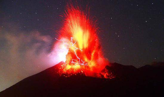 日本樱岛火山猛烈喷发，现场黑烟滚滚，火光冲天。（《每日快报》）