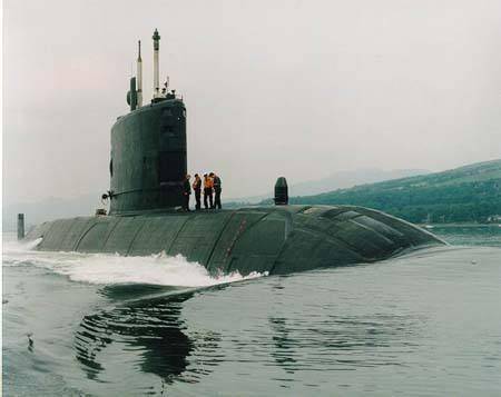 图为加拿大”科纳布鲁克”号潜艇