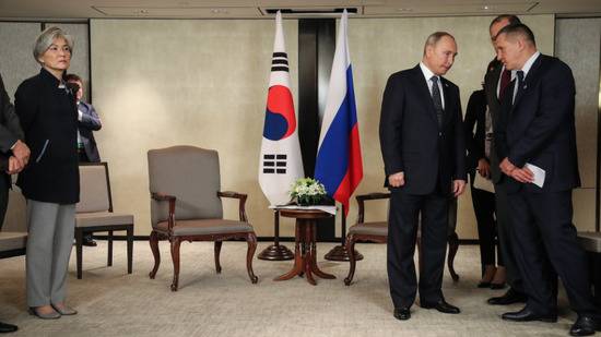 普京正在等待文在寅，左侧为韩国外长康京和。（韩国《中央日报》）
