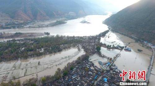 图为金沙江堰塞湖洪水淹没巨甸镇李扬摄