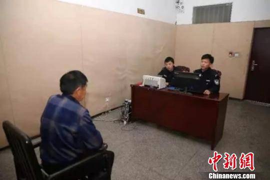 打人乘客在接受警方调查。警方供图摄