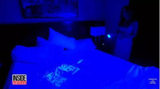 节目组用荧光喷雾在床单上喷涂节目logo和“我睡过这里”字样。截图自Insideedition