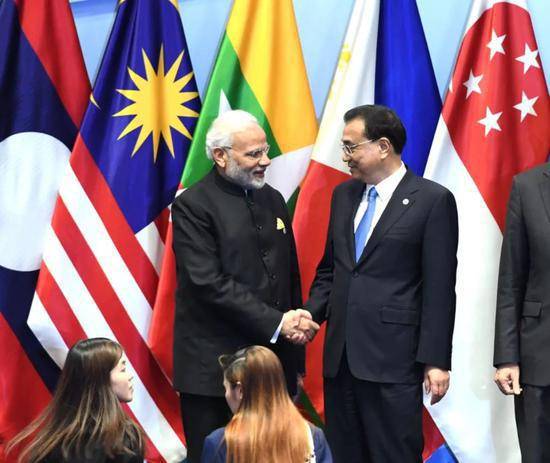 李克强与印度总理莫迪交谈