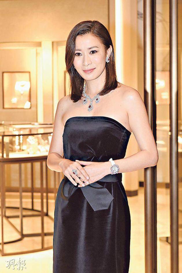 佘诗曼昨天（11月16日）穿着黑色礼服衬总值超过500万钻饰华丽登场，为珠宝品牌任剪彩嘉宾。