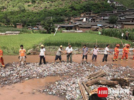 李忠凯在基层工作图片由大姚县委宣传部提供