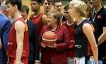 德国总理默克尔访问篮球队 获赠签名篮球