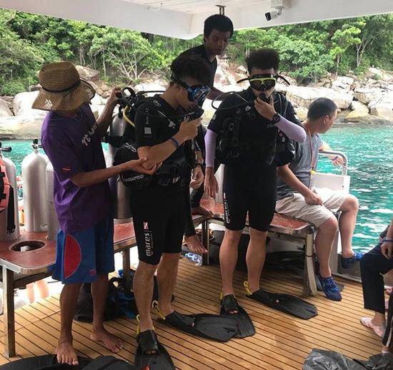 在小皇帝岛，深潜游客戴着装备下水，浮潜游客穿救生衣。受访者供图