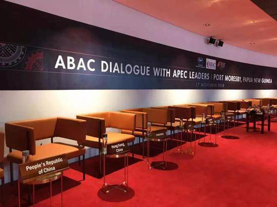 △这是对话会开始前的会场。会标上的“ABAC”是APEC工商咨询理事会的英文简称。（央视记者章猛拍摄）