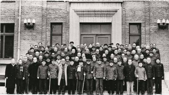 1978年3月，全国科学大会期间，与会的中国科学院学部委员与中科院领导在北京友谊宾馆科学会堂前合影。