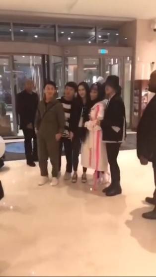 妮琪·米娜已经完成妆发但不表演，跟粉丝拍照留念。