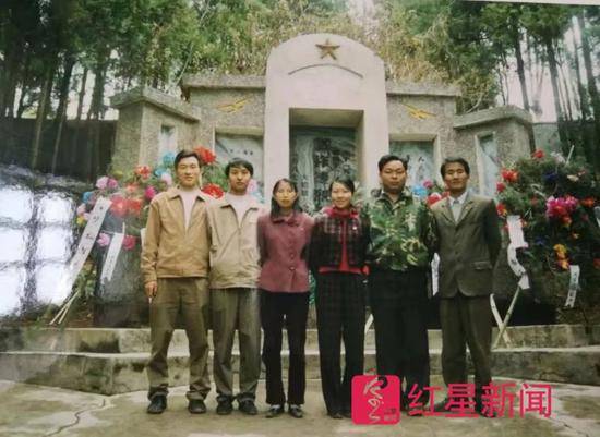 ▲李忠凯年轻时，网友评价其“嫩、瘦”大姚县委宣传部供图