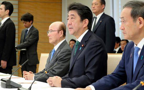 日本首相安倍晋三在“式典委员会”会议上商讨新天皇即位事宜（朝日新闻）