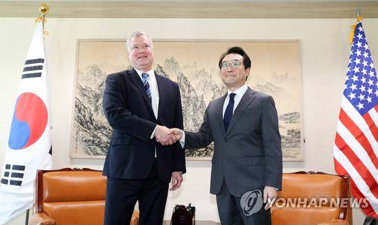 资料图：韩国外交部朝鲜半岛和平交涉本部长李度勋（右）会见美国对朝政策特别代表斯蒂芬·比根。（韩联社）