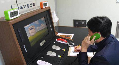 韩方人员在非军事区与朝方通话。（纽西斯通讯社）