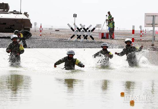 中方参赛官兵进入浅滩排雷袁凯摄