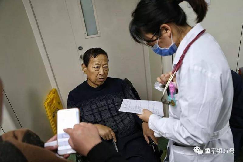 护士在询问郑成月病情。因腿部浮肿，郑成月只能坐在轮椅上。新京报记者彭子洋摄