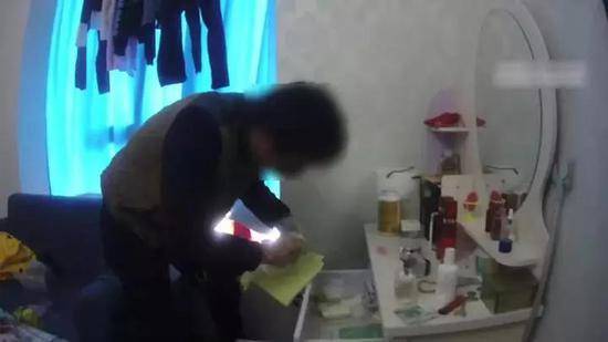 民警在屋子里寻找证物