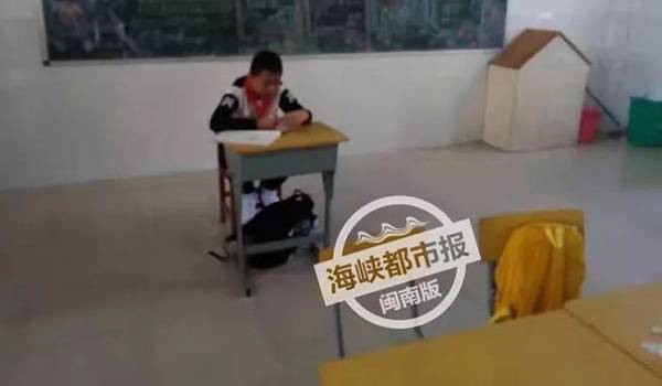 小周上课时被安排坐在教室最后，与其他同学隔了至少一排座位。本文图均为海峡都市报图