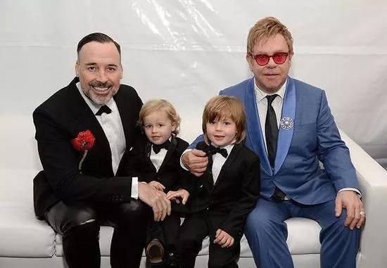 英国知名歌手EltonJohn（右一）曾因为品牌两位创始人就“试管婴儿”的相关负面言论，而抵制Dolce&；Gabbana