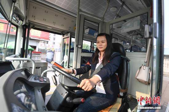 资料图：长沙部分公交设驾驶隔离装置保安全。中新社记者杨华峰摄