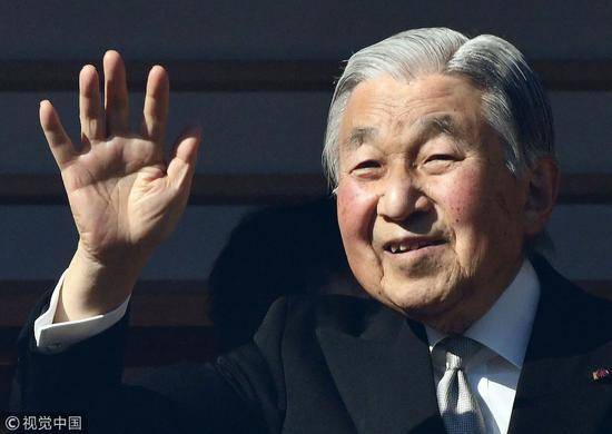明仁天皇庆祝84岁生日，在皇宫的阳台上挥手（视觉中国）