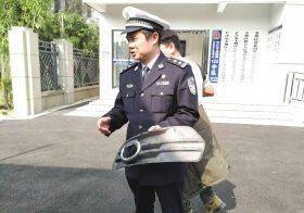 11月22日，芙蓉交警大队122中队，中队长胡新宇拿着“车身残片”介绍破案经过。图/记者陈斌