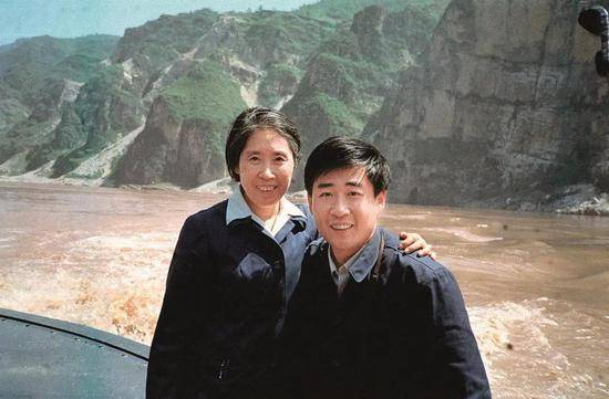 1980年，王光美和儿子刘源在长江三峡西陵峡留影。