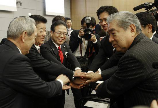 日本官员在国际展览局庆祝（来源：美联社）