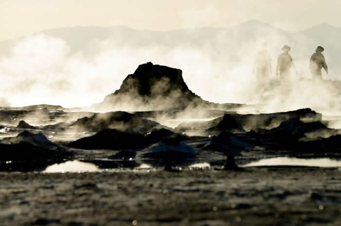 2015年，蒸气从加州沙尔顿湖岸附近的地热泥温泉里升起。PHOTOGRAPHBYGREGORYBULL,AP